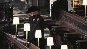 FOTO-VIDEO. Regina Elisabeta a stat singură la ceremonia de rămas-bun dedicată Prințului Philip