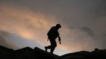 Rusia a blocat spaţiul aerian şi maritim din jurul Ucrainei. Peste 100.000 de soldaţi aşteaptă în Crimeea