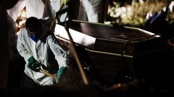 VIDEO. Orașul în care au fost exhumate peste o mie de cadavre pentru a face loc victimelor COVID