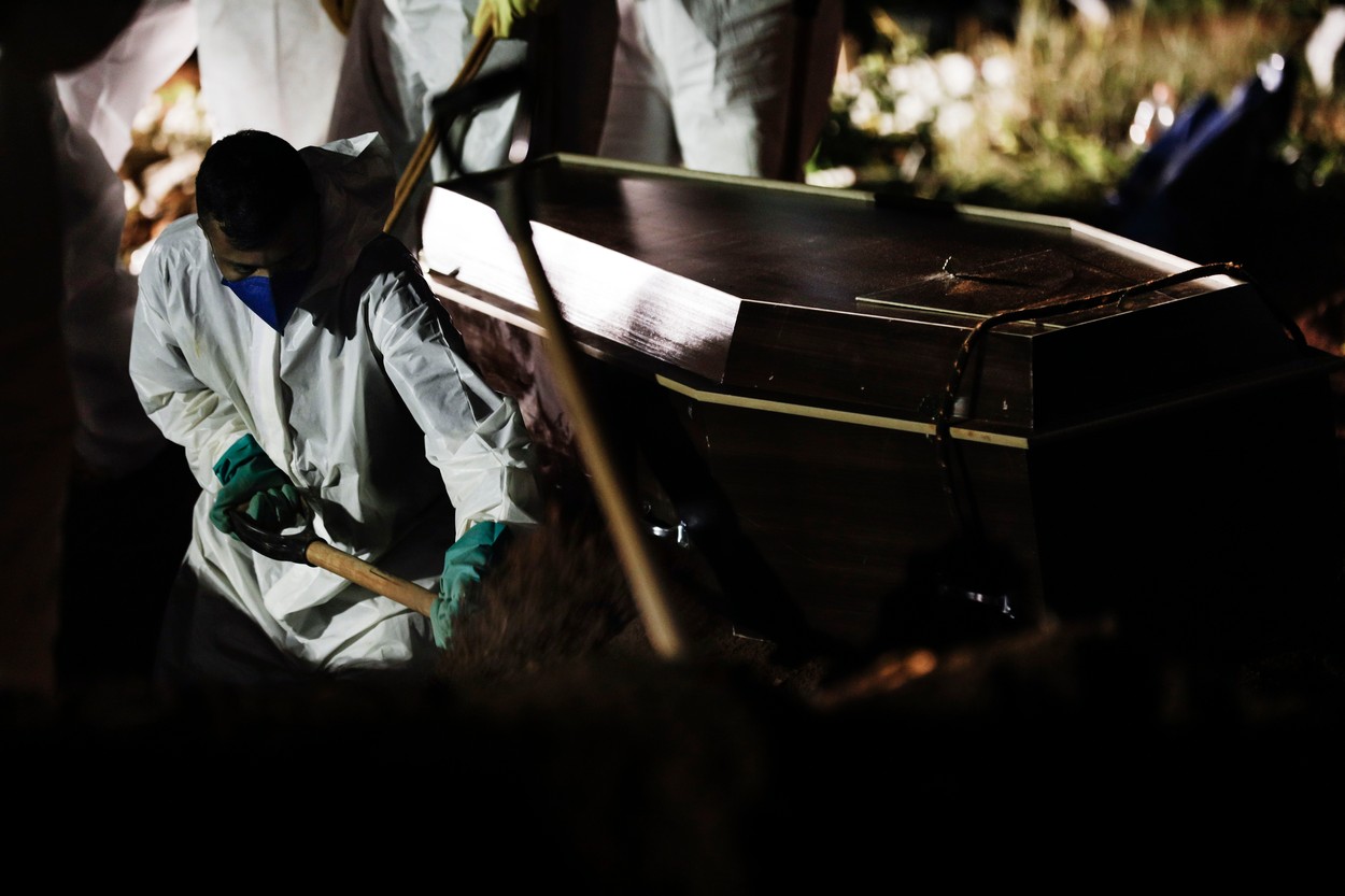 VIDEO. Orașul în care au fost exhumate peste o mie de cadavre pentru a face loc victimelor COVID