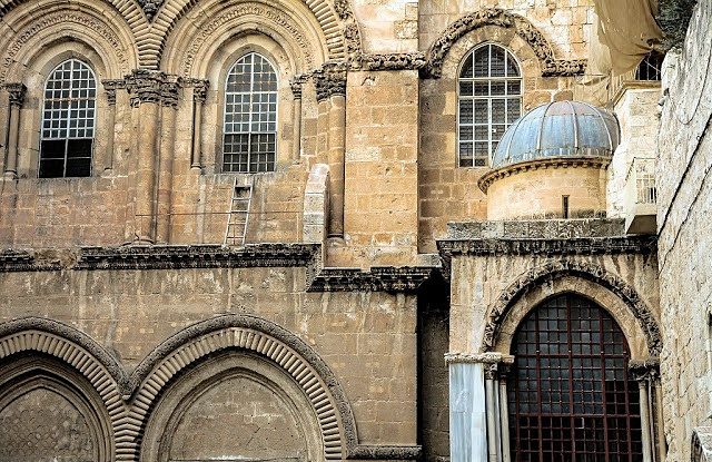 Scara-nemișcată-de-la-Biserica-Sfântului-Mormânt