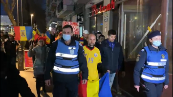 Ziua 5 de proteste s-a încheiat. Bucureștenii au mers în marș ascultând „Imnul Golanilor” și au strigat „Vrem dreptate, vrem libertate!”. VIDEO