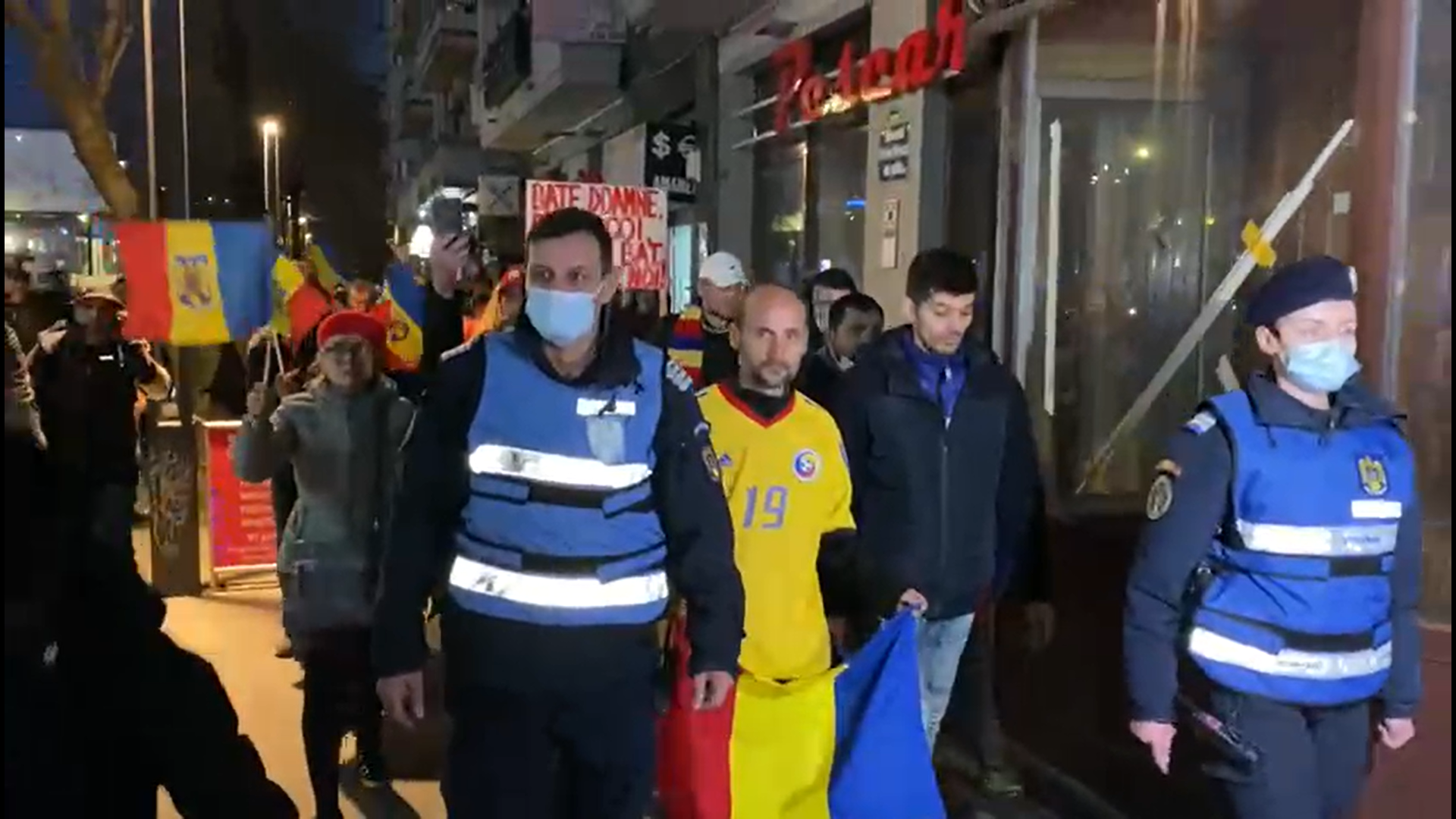 Ziua 5 de proteste s-a încheiat. Bucureștenii au mers în marș ascultând „Imnul Golanilor” și au strigat „Vrem dreptate, vrem libertate!”. VIDEO
