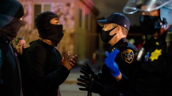 Sute de oameni au protestat în California. Mai multe magazine şi maşini au fost distruse