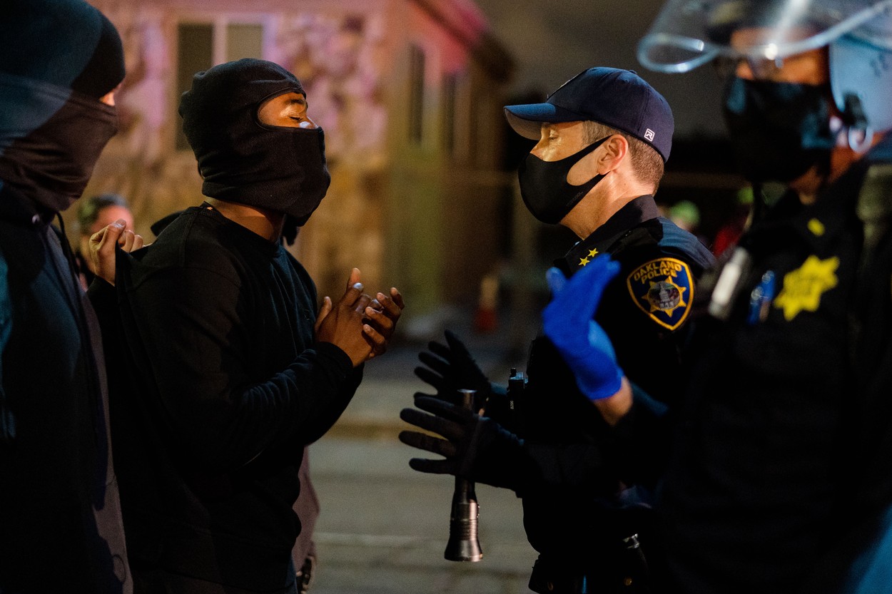 Sute de oameni au protestat în California. Mai multe magazine şi maşini au fost distruse