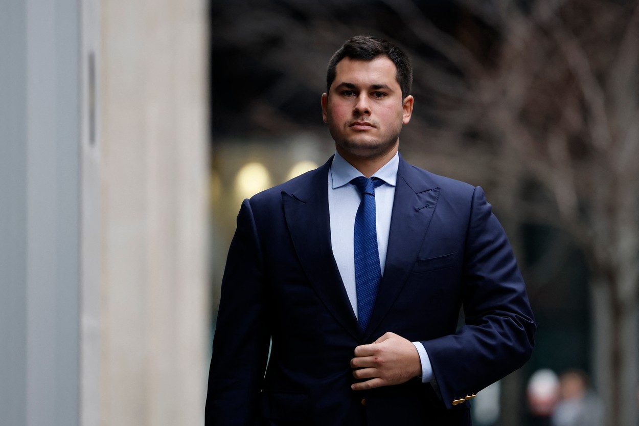 Un bărbat, obligat să îi plătească mamei sale peste 85 de milioane de euro, după ce şi-a ajutat tatăl în procesul de divorţ