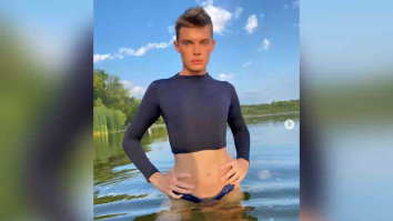 Un bărbat concurează cu 14 femei pentru a apărea pe coperta Sports Illustrated. Nu se identifică cu niciun gen