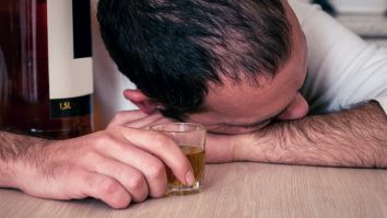 Un bărbat din Bacău a vrut să fure băutură, dar s-a îmbătat şi a adormit în magazin