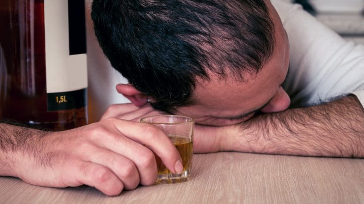 Un bărbat din Bacău a vrut să fure băutură, dar s-a îmbătat şi a adormit în magazin