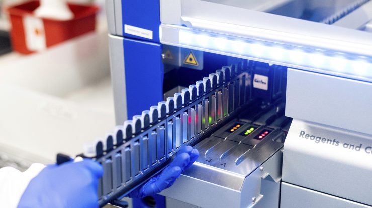 Varianta de coronavirus care reduce eficacitatea vaccinurilor, depistată în România