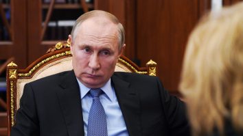 Vladimir Putin s-a plâns de "provocările" Ucrainei, într-o discuţie telefonică cu Angela Merkel