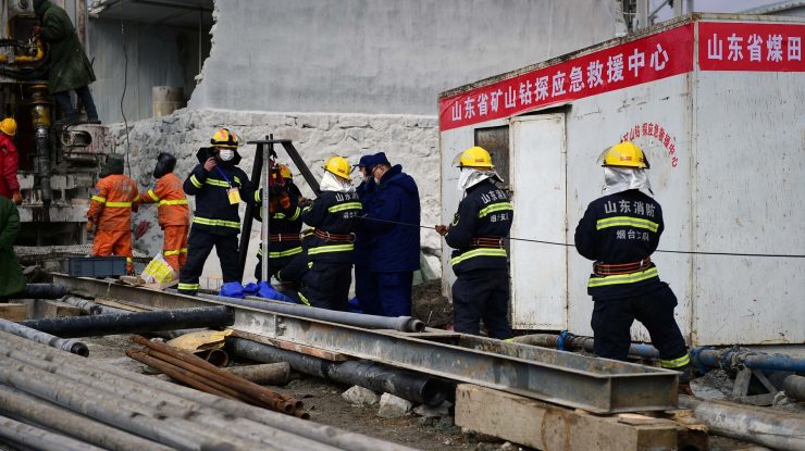 Accident minier în China. 21 de oameni au rămas captivi sub pământ