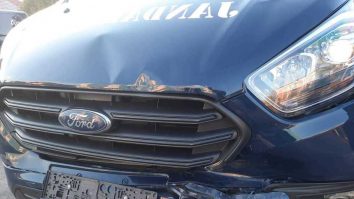 O mașină a Jandarmeriei a lovit o autoutilitară care transporta doze de vaccin anti-Covid-19 la Iași