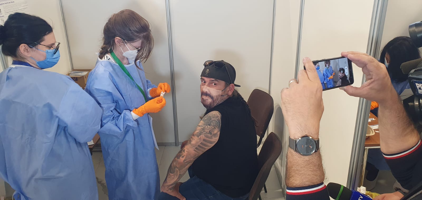 VIDEO. Cozi de sute de persoane la maratonul vaccinării anti-COVID de la Timișoara. Adrian Igrișan, solistul trupei Cargo, s-a vaccinat azi: „Este foarte importantă vaccinarea”