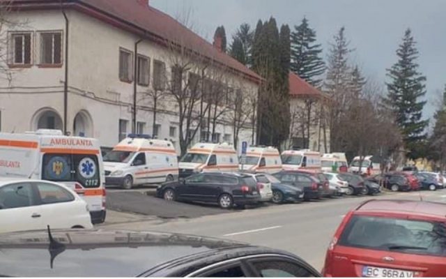 Ambulanțe cu pacienți în stare gravă așteaptă în curțile spitalelor din Iași: Nu mai avem niciun loc