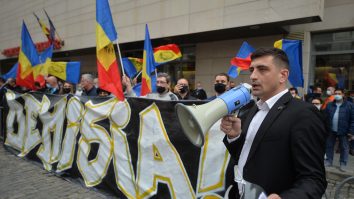 GALERIE FOTO. AUR, protest în fața Ministerului Sănătății, după tragedia de la „Victor Babeș”. Vlad Voiculescu și Raed Arafat, acuzați de „lipsă de răspundere politică”