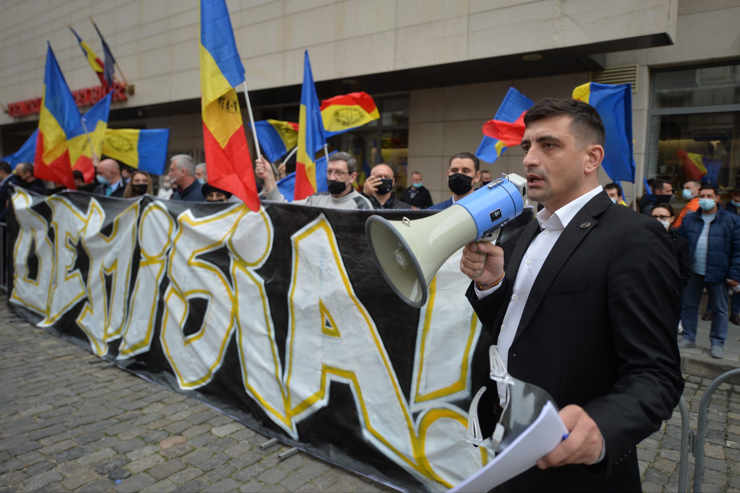 GALERIE FOTO. AUR, protest în fața Ministerului Sănătății, după tragedia de la „Victor Babeș”. Vlad Voiculescu și Raed Arafat, acuzați de „lipsă de răspundere politică”