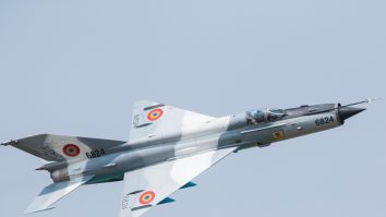 VIDEO. Un avion MiG-21 al Armatei s-a prăbușit în județul Mureș. Pilotul s-a catapultat și este în stare bună