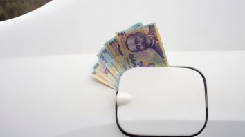 Prețul benzinei a crescut drastic în Europa. Trendul va continua până când se va relua transportul aerian