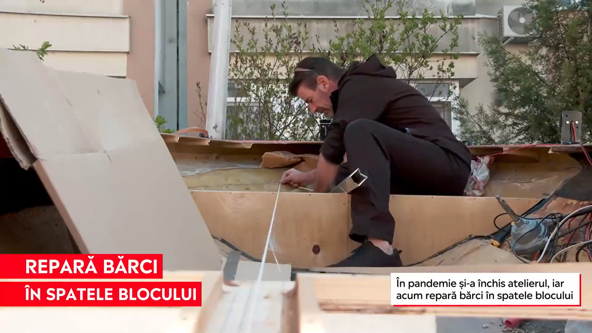 Bucureșteanul care are un atelier de bărci în spatele blocului. O lucrare costă între 500 și 2000 de euro