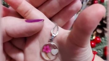 Bijuteriile cu lapte matern, ultimul trend printre mamele moderne. Cât costă un astfel de produs