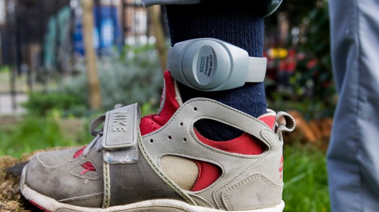 Agresorii, monitorizați cu brățări electronice. Proiectul este dezbătut în Comisia Juridică