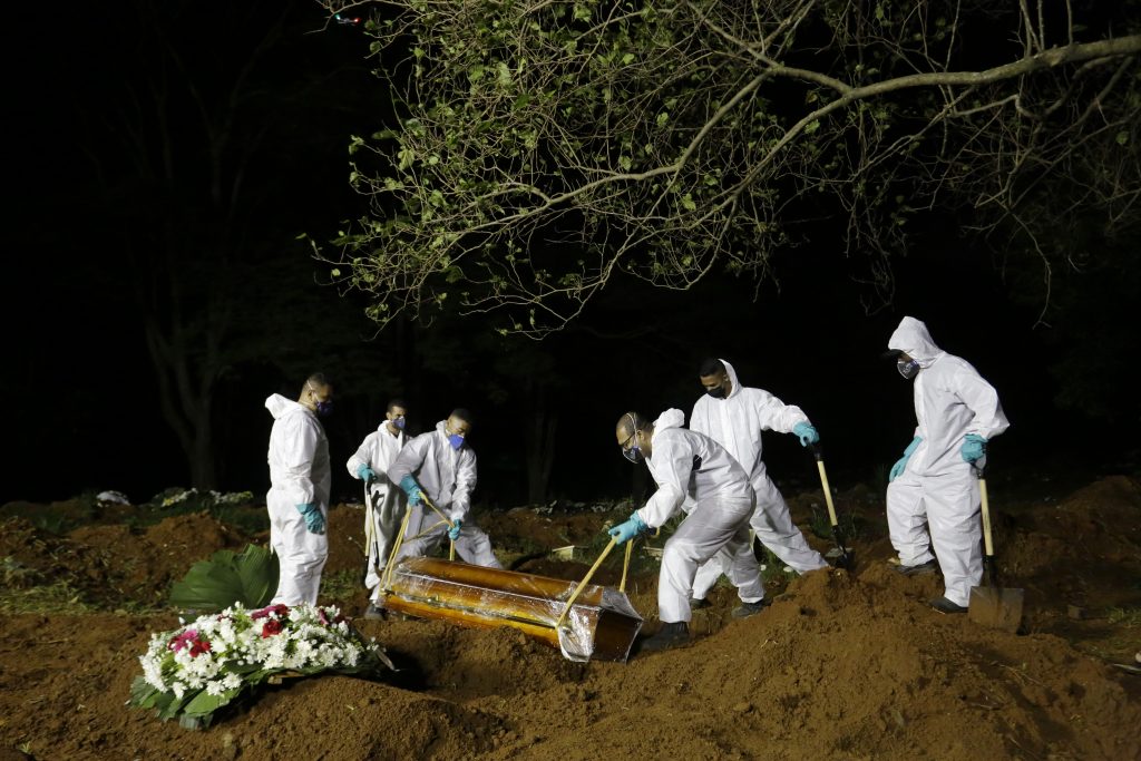 Situație dramatică în Brazilia. Se fac înmormântări și noaptea din cauza numărului imens de decese