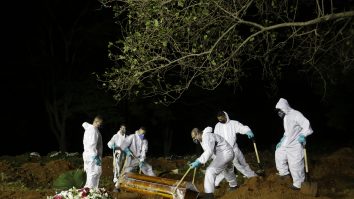 Situație dramatică în Brazilia. Se fac înmormântări și noaptea din cauza numărului imens de decese
