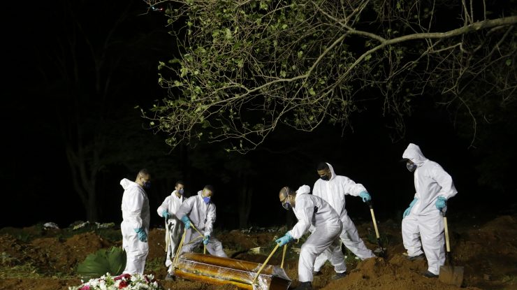 Situație dramatică în Brazilia. Se fac înmormântări și noaptea din cauza numărului imens de decese