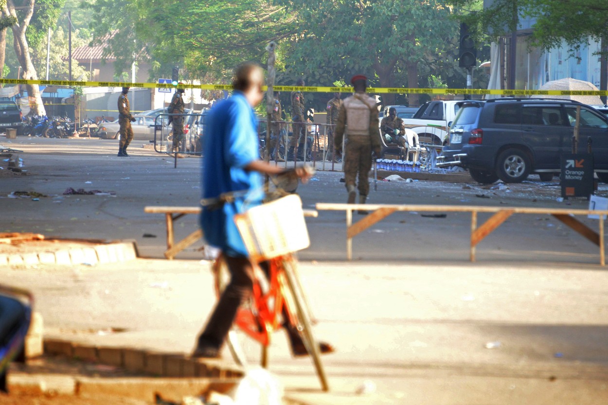 Trei jurnaliști europeni au fost asasinați de terorişti islamişti, în Burkina Faso