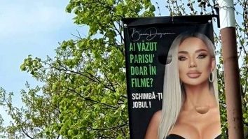 Bianca Drăgușanu, imaginea unui studio de videochat. Reclama apare în tot centrul Capitalei