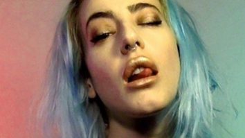 Un cântăreț american a recunoscut public că este femeie trans și mămică: „Nu am crezut vreodată că pot să fiu fericită”