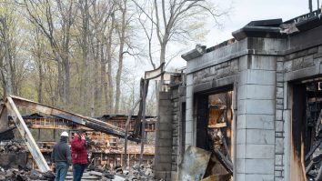 Conacul cu 21 de camere al șefului Pornhub, incendiat. Peste 80 de pompieri s-au luptat să stingă focul