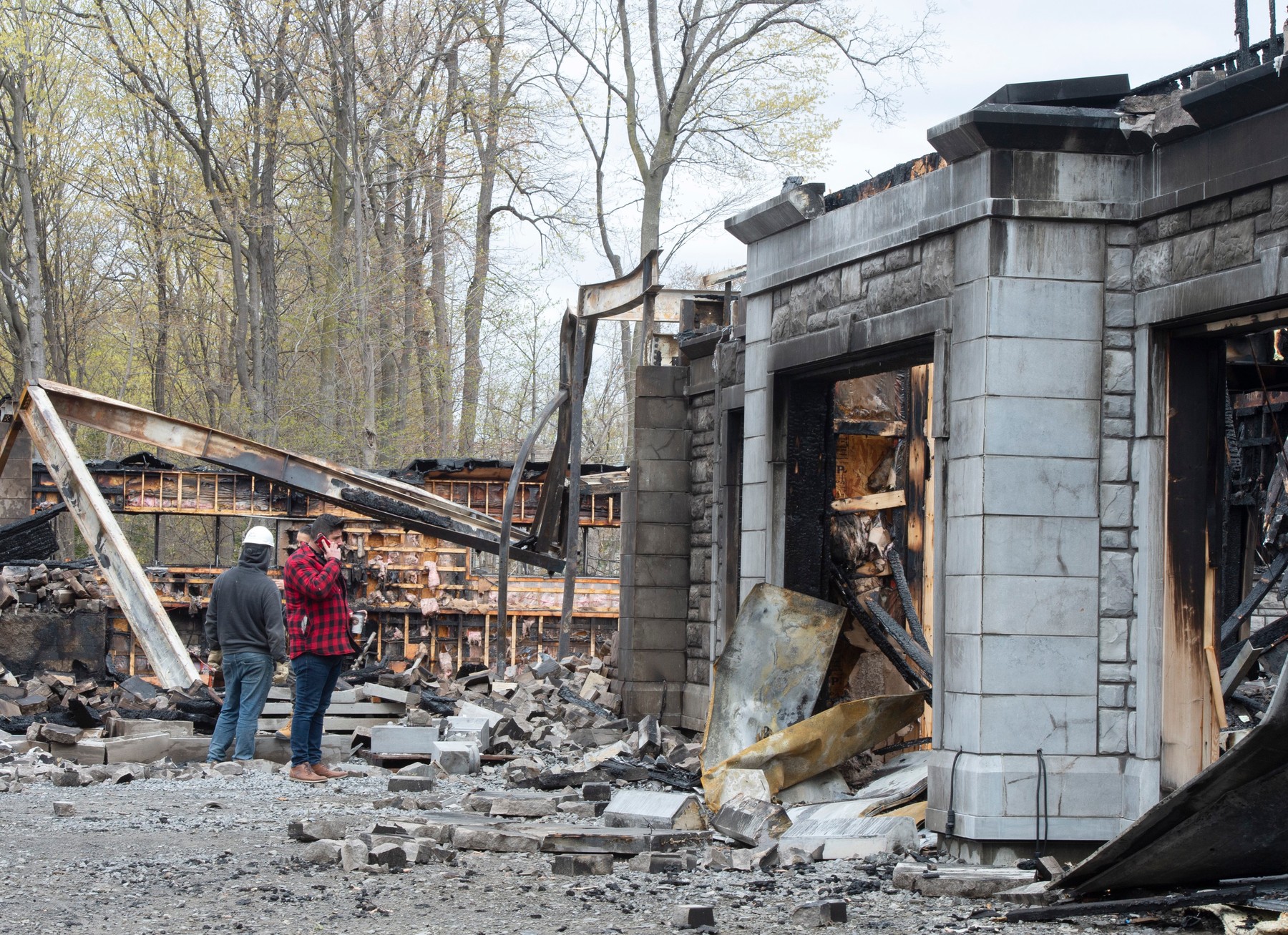 Conacul cu 21 de camere al șefului Pornhub, incendiat. Peste 80 de pompieri s-au luptat să stingă focul