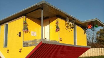 Casa cu susul în jos din județul Gorj, lăudată în presa străină: „Cea mai nouă atracție turistică din România“