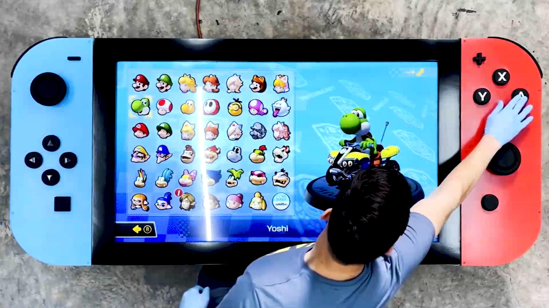 Cum arată cea mai mare consolă de jocuri portabilă. Cântăreşte 29 de kilograme şi are ecran 4K