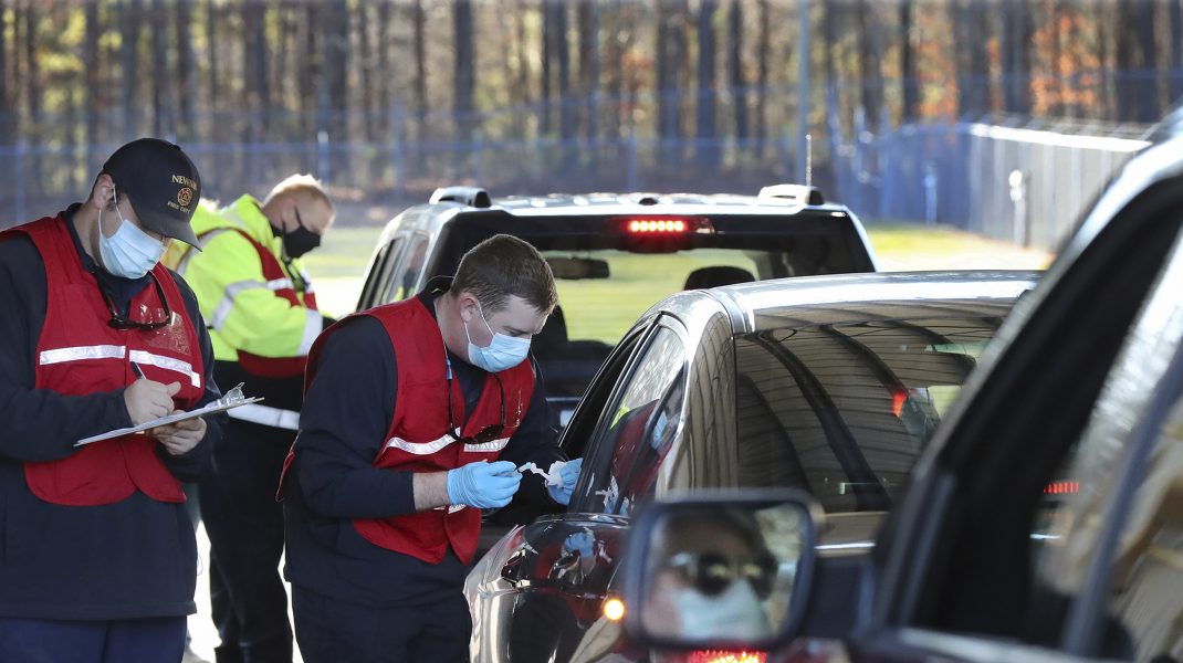Primele centre de vaccinare de tip drive-thru vor fi deschise până la sfârșitul lunii. Vaccinul folosit
