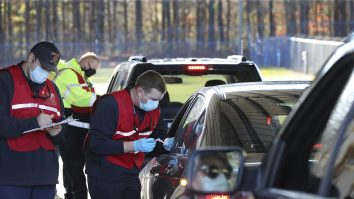 Primele centre de vaccinare de tip drive-thru vor fi deschise până la sfârșitul lunii. Vaccinul folosit
