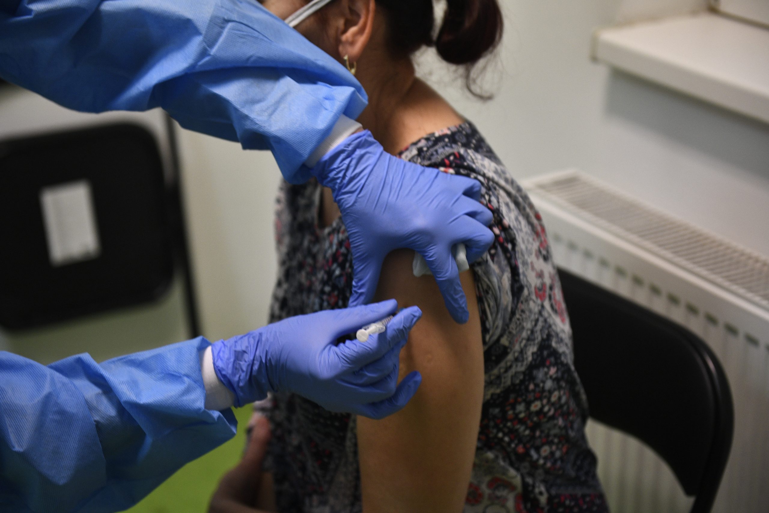 Autoritățile au publicat situația vaccinării pe grupe de vârstă. Cei mai mulți români complet imunizați au între 60 și 69 de ani