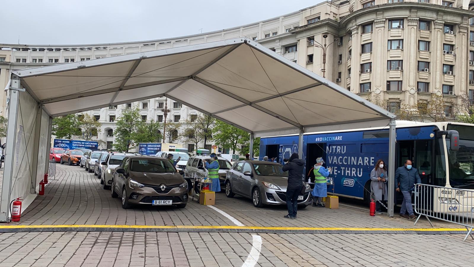 FOTO. S-a deschis primul centru de vaccinare drive-thru din Capitală. Oamenii au format cozi de la prima oră