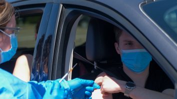 centru vaccinare drive-thru