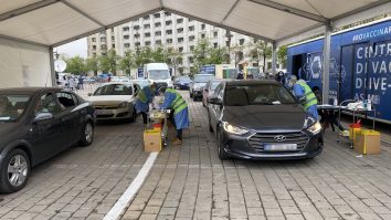 Nicușor Dan: 100 de persoane s-au vaccinat la centrul drive-thru, în primele două ore de la deschidere