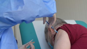 Peste 2.000 de oameni vor să se vaccineze în centrul mobil de la Afumați. Cum au fost convinși de primar