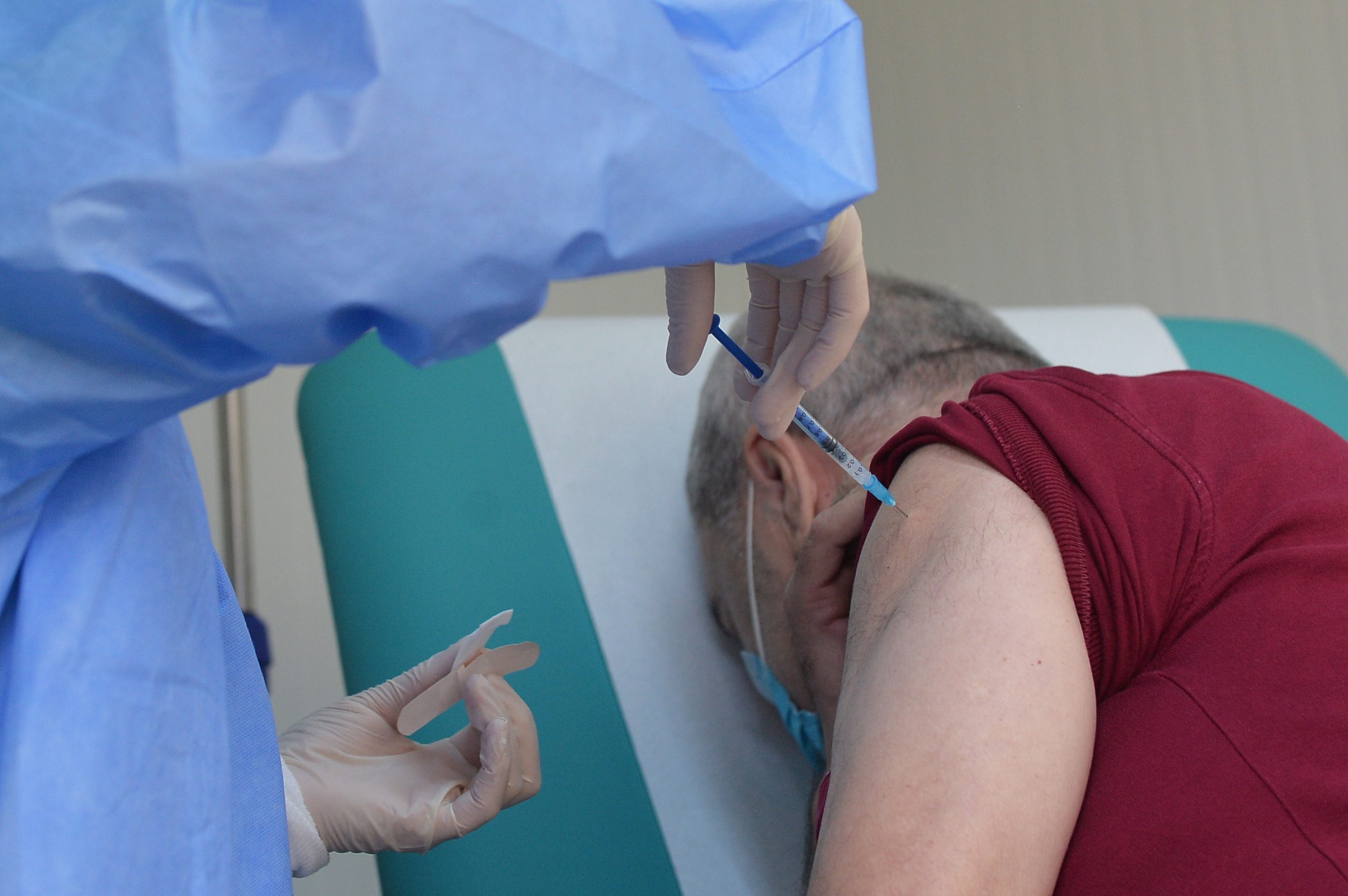 Peste 2.000 de oameni vor să se vaccineze în centrul mobil de la Afumați. Cum au fost convinși de primar