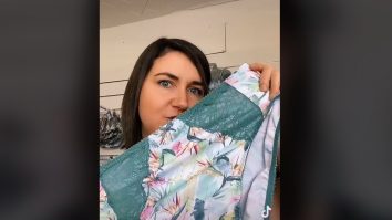 Guvernul Franţei a primit chiloţi în cutia poştală: Bikini sau tanga cu dantelă?