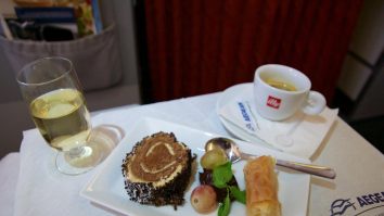 Companiile aeriene se reinventează în pandemie. Avioanele devin restaurante de lux