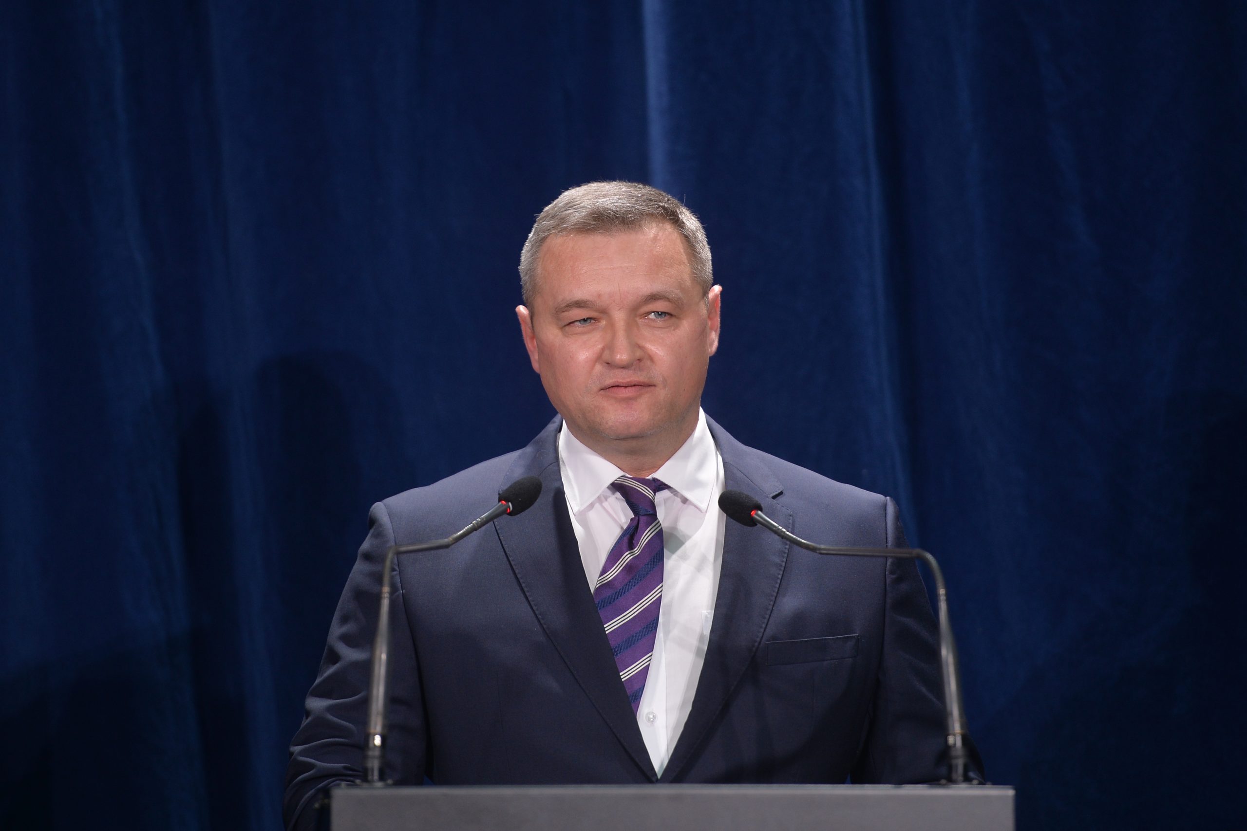 Ministrul Teleman își cere scuze după ce a adormit la o conferință în timp ce vorbea Dacian Cioloş