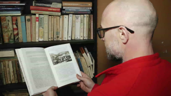 Biblioteca din scara blocului, cu peste 200 de cărți, deschisă de un scriitor din Cluj. „Am avut vizitatori de la București sau Constanța”