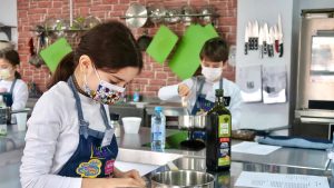 „Chefi de mici”. Cum au reușit două antreprenoare să transforme arta culinară în joacă pentru copii