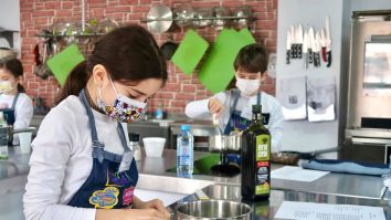 „Chefi de mici”. Cum au reușit două antreprenoare să transforme arta culinară în joacă pentru copii